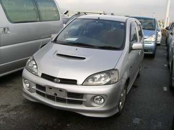 2003 Daihatsu YRV Images