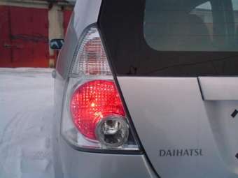 2003 Daihatsu YRV Pictures
