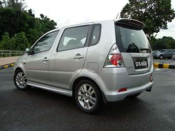 2003 Daihatsu YRV Pictures