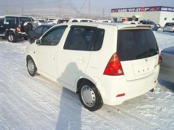 2003 Daihatsu YRV Pictures