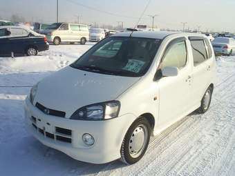2003 Daihatsu YRV Pics