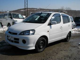 2003 Daihatsu YRV Pictures