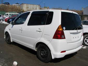 2003 Daihatsu YRV Pictures