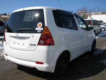 2003 Daihatsu YRV Photos