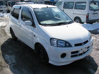 2003 Daihatsu YRV Photos