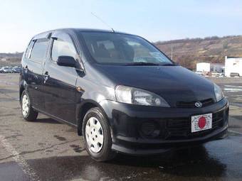 2003 Daihatsu YRV Pictures