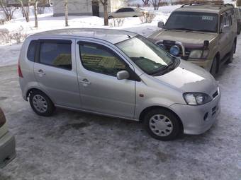 2003 Daihatsu YRV Pictures