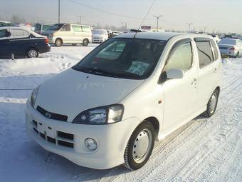 2003 Daihatsu YRV Pictures