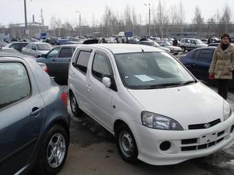 2003 Daihatsu YRV