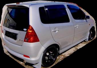 2003 Daihatsu YRV Photos