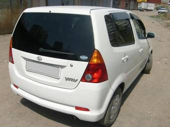 2003 Daihatsu YRV Pictures