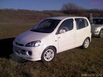 2003 Daihatsu YRV Photos