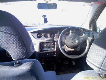 2003 Daihatsu YRV Pictures