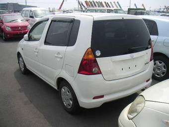 2003 Daihatsu YRV Photos