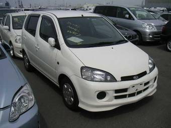2003 Daihatsu YRV Images