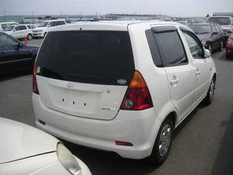 2003 Daihatsu YRV Photos