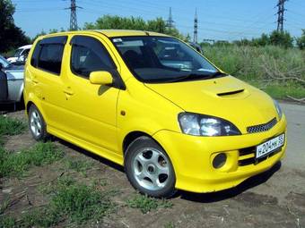 2003 Daihatsu YRV Pictures