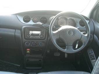 2003 Daihatsu YRV Photos