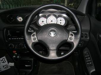 2003 Daihatsu YRV Pictures