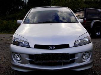 2003 Daihatsu YRV Photos