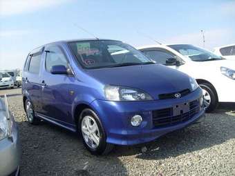 2004 Daihatsu YRV Images