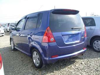 2004 Daihatsu YRV Pictures