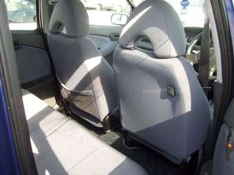 2004 Daihatsu YRV Pictures