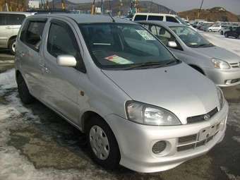 2004 Daihatsu YRV Pics