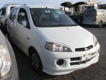 2004 Daihatsu YRV Pictures