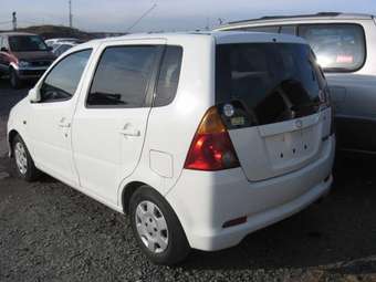 2004 Daihatsu YRV Pics