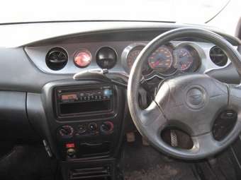 2004 Daihatsu YRV Pictures