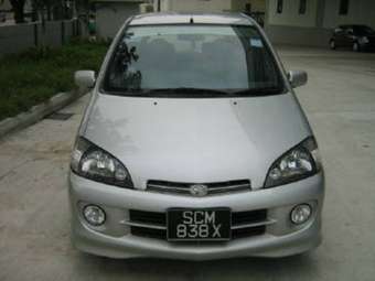 2004 Daihatsu YRV Pictures