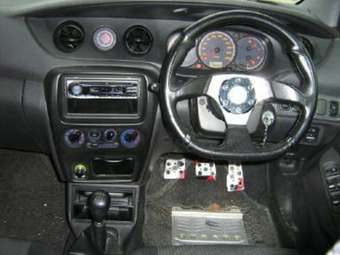 2004 Daihatsu YRV Pictures