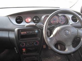 2004 Daihatsu YRV Pics