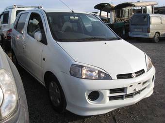 2004 Daihatsu YRV Photos