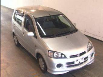 2004 Daihatsu YRV Pictures