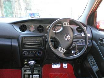 2004 Daihatsu YRV Images