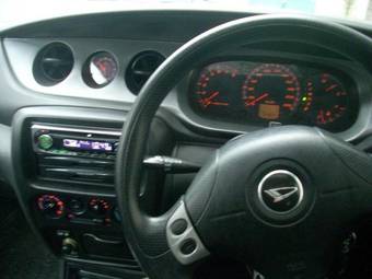 2004 Daihatsu YRV Photos