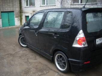 2004 Daihatsu YRV Photos