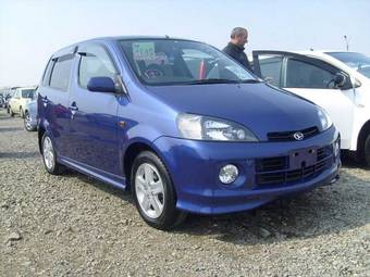 2004 Daihatsu YRV Pics