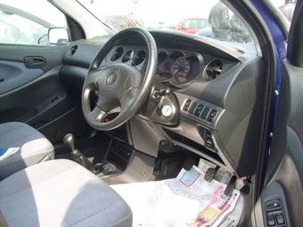 2004 Daihatsu YRV Pictures