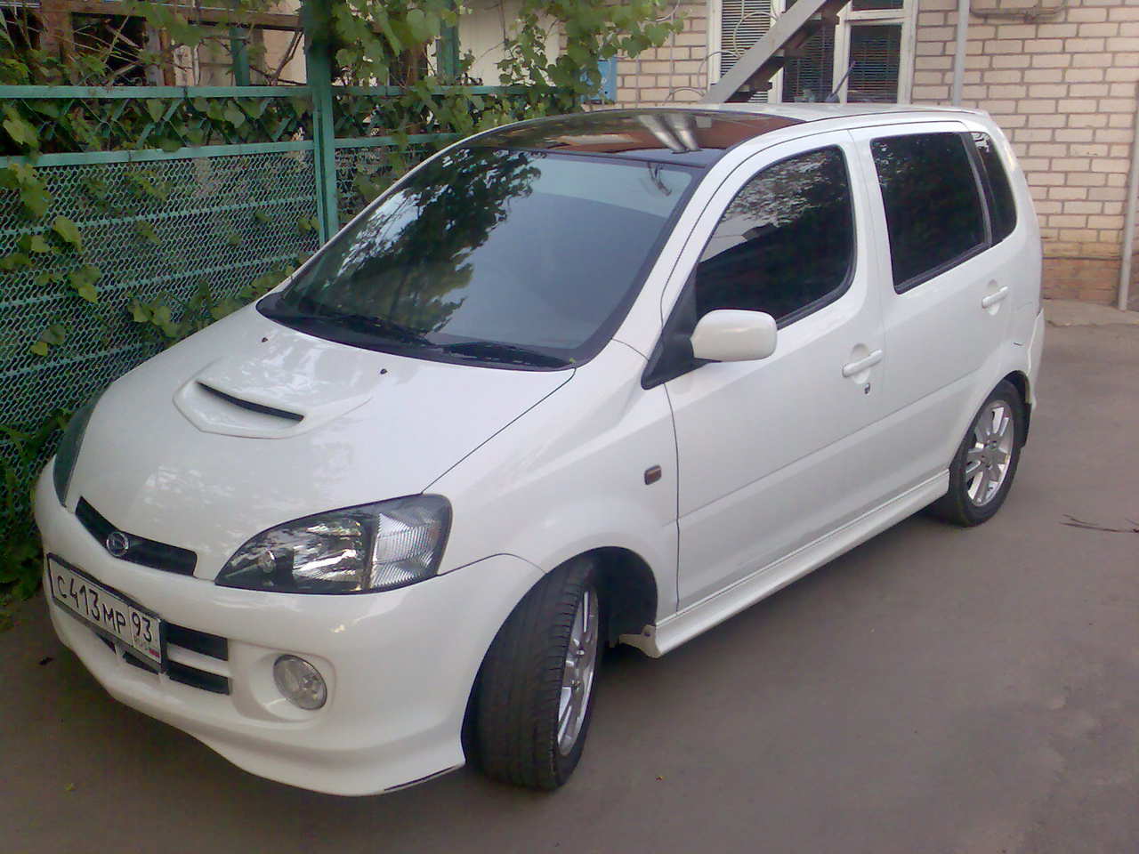 2004 Daihatsu YRV