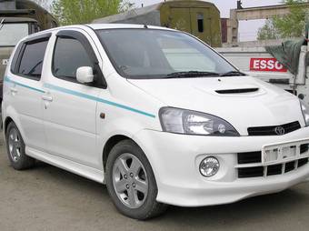 2004 Daihatsu YRV