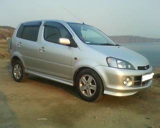 2004 Daihatsu YRV Pics