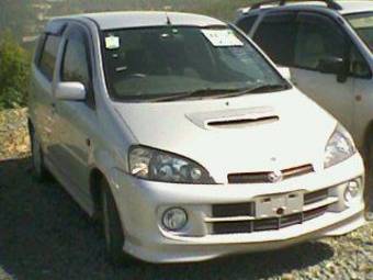 2004 Daihatsu YRV Pictures