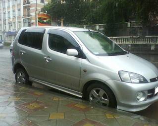 2004 Daihatsu YRV Pictures