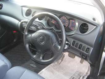 2005 Daihatsu YRV Pictures