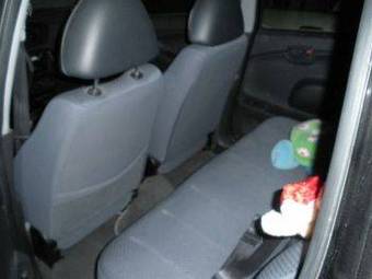 2005 Daihatsu YRV Images