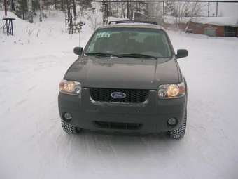 2005 Ford Escape Photos