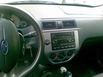 2004 Ford Focus Photos